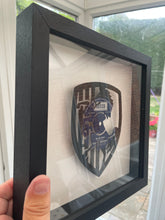 Laden Sie das Bild in den Galerie-Viewer, Gillingham - The Last Waltz - Engelbert Humperdinck Club Badge - Decca Vinyl Art