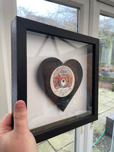 Afbeelding in Gallery-weergave laden, Queen 'Somebody to Love' Heart Shaped Vinyl Record Art 1976