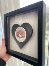 Afbeelding in Gallery-weergave laden, Queen 'Somebody to Love' Heart Shaped Vinyl Record Art 1976